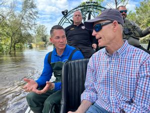 스콧과 보안관 채드 크로니스터가 허리케인 밀턴 이후 힐스버러 카운티의 피해를 조사하고 있다.