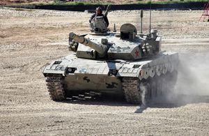 2017년 탱크 비아슬론에 참가한 96B식 전차. 96A식과 유사한 장갑 배치를 가지고 있다.