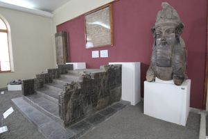 아케메네스 제국 갤러리의 일부(기원전 550-330년), 페르세폴리스의 계단, 슈라 궁전에 관련된 라마수 머리, 비문, 그리고 왕이 사자와 싸우는 부조를 전시한다. 고대 이란 박물관