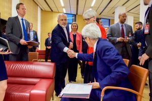 존 캐리 미국 국무장관과 모하마드 자바드 자리프 이란 외무부 장관이 악수를 하는 모습