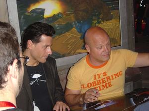 2005년 이안 그루퍼드와 함께 있는 치클리스