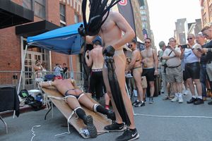 이 뉴욕 거리 축제에서 볼 수 있듯이, 맨 엉덩이를 맞는 것은 BDSM에서 흔한 관행이다.