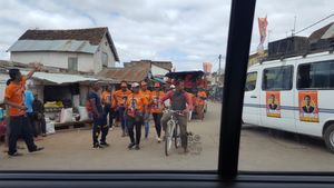 2018년 10월 안치라베 근처에서 안드리 라조엘리나 지지자들.