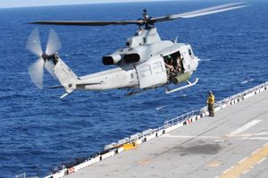 UH-1Y의 후면, 트윈 엔진 배기구