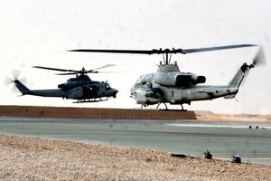 2009년 11월 아프가니스탄에서 HMLA-367 소속 UH-1Y와 AH-1W 슈퍼코브라
