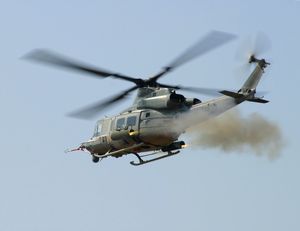 로켓을 발사하는 UH-1Y