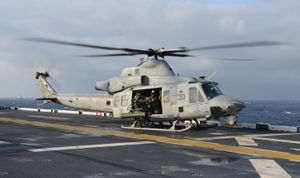 USS 바탄 (LHD-5)에서 운용되는 UH-1Y