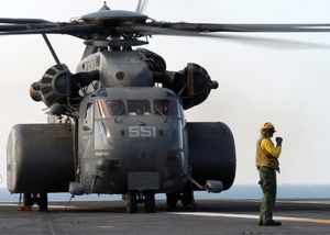 MH-53E Sea Dragon은 더 큰 측면 연료탱크를 가지고 있다.