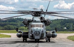 정면에서 본 CH-53E. 세 번째 엔진이 보인다.