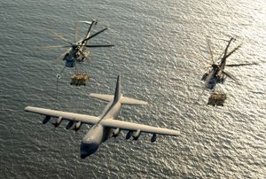 미 해병대 KC-130과 CH-53E 헬기가 2003년 아덴만 상공에서 급유를 받고 있다