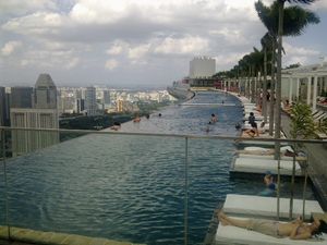 싱가포르 마리나 베이 샌즈(Marina Bay Sands) 호텔의 인피니티 풀(Infinity edge pool)