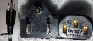 라벨에 표시된 NEMA 5-15 (B형) 플러그의 정격 (왼쪽: 7 A 125 V), 접촉면, 그리고 IEC 60320 C13 코드의 기기쪽 커넥터 (중앙, 왼쪽: 모두 10 A 125 V)