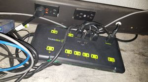 내장된 서지 보호기와 여러 개의 콘센트가 있는 멀티탭