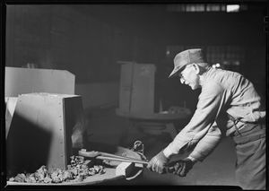 집게를 사용하는 대장장이