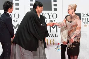 2016년 도쿄 국제 영화제 개막식에서 메릴 스트립에게 인사하는 히가시데 마사히로.