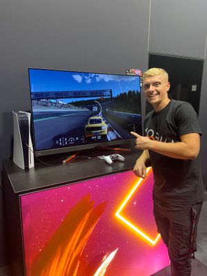 GamesCom에서 Brandon Smith와 함께 있는 MOBIUZ EX480UZ