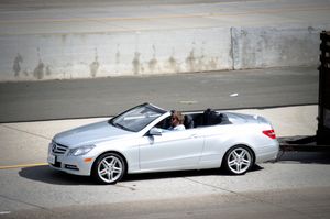 2012년 10월 촬영 중 캘리포니아 주도 73번 도로에서 역주행하는 메르세데스-벤츠 E350을 운전하는 자흐 갈리피아나키스