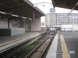 전 구간 단선이며, 히가시하고로모역에서 선로는 끊어져 있다.(2015년 11월 22일)