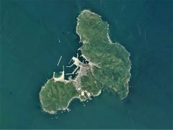 누섬의 항공 사진 (2004년 5월 25일 촬영, 국토교통성 국토지리원 제공 사진을 합성)