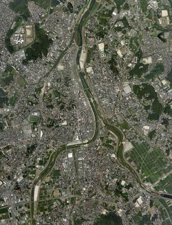 이즈카 시 중심부 주변의 항공 사진.2007년 7월 31일 촬영한 12장을 합성하여 제작. 국토교통성 국토지리원 [https://mapps.gsi.go.jp/ 지도·항공 사진 열람 서비스]의 항공 사진을 기반으로 제작.