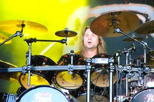 2009년 Ilosaarirock 공연 중인 야스카 라티카이넨