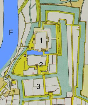 구루메성 북부 (혼마루에서 산노마루)의 평면도1. 혼마루2. 니노마루3. 산노마루F. 지쿠고강