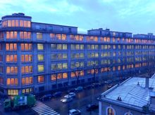 엘렌 부셰 고등학교(Lycée Hélène-Boucher)와 피레네 거리(Rue des Pyrénées)가 라그니 거리(Rue de Lagny)에서 보이는 모습.