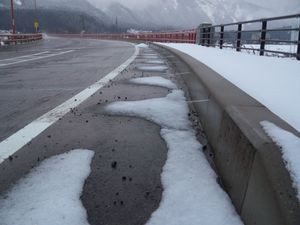 일본의 도로 스프링클러 시스템. 물의 분사력과 온도를 이용해 눈을 제거하고 녹인다.