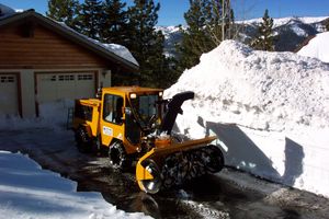 제설 업체가 네바다주 인클라인 빌리지에서 주택 진입로를 제설하는 모습