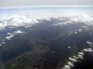 사진 중앙, 오지야 시가지 근교를 굽이쳐 흐르는 시나노가와(信濃川)