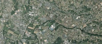 합지시 주요부의 항공사진.2015년 5월 5일 촬영한 8장을 합성하여 제작. 국토교통성 국토지리원 [https://mapps.gsi.go.jp/ 지도・항공사진 열람 서비스]의 항공사진을 기반으로 제작.