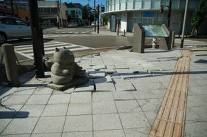 가시와자키시 히가시혼초의 파손된 포장 타일