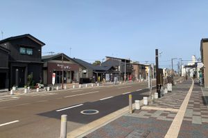 지진 재해 복구 후의 엔마 거리. 붕괴된 아케이드는 철거되었다(2021년 5월)