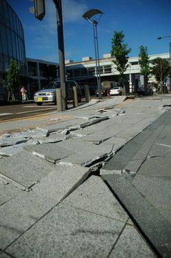 2007년 7월에 촬영한 가시와자키 시내 보도의 노반 붕괴