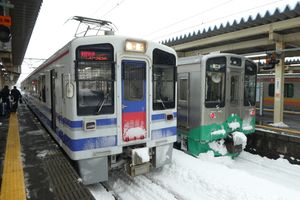 나오에쓰역에 정차 중인 초쾌속 "스노우 래빗"