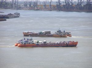 다뉴브 강을 건너는 배