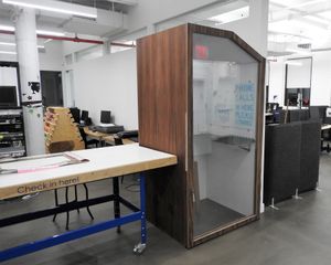 자신의 전화를 사용하기 위한 사무실의 전화 박스.