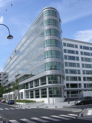 뤼에유-쉬르-센의 새로운 비즈니스 지구에 있는 사무실 건물