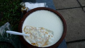 물소젖 다히와 당밀이 담긴 항아리