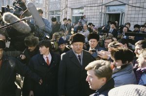 1991년 소련 국민투표에 참여한 보리스 옐친 최고 소비에트 의장이 투표소 근처에서 기자들에게 둘러싸여 있다.