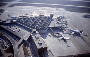 1983년에 개장하여 2019년까지 국내선 구역으로 사용되었던 이전의 메인 터미널