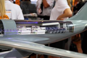 루프트바페 A310 MRT의 단면 축척 모형으로, MedEvac 집중 치료실과 함께 기존의 승객 좌석이 후방에 배치된 다목적 장착을 보여줌