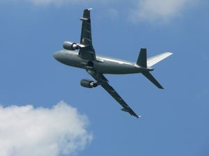 루프트바페 A310 MRTT 10+27의 밑면, FRL Mk32B 포드가 날개 끝 근처에 표시됨