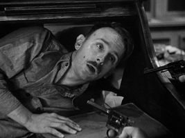 존 퀄런(40세)은 롤탑 데스크에 숨어 있는 캐릭터를 연기했다.