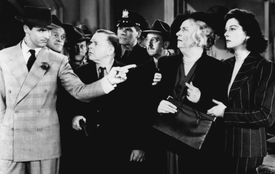 왼쪽부터: 캐리 그랜트, 프랭크 젠크스, 로스코 카른스, 진 록하트, 팻 플래허티, 포터 홀, 알마 크루거, 로잘린드 러셀이 영화의 마지막 장면 중 하나에 출연했다.