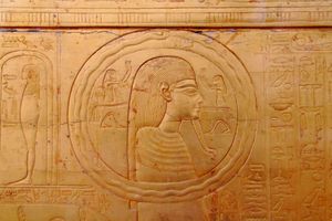 우로보로스의 최초 묘사, 투탕카멘의 석관을 둘러싼 신사 중 하나에 새겨져 있다.