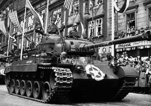 제8기갑사단 소속 M26이 체코슬로바키아 플젠 시가지를 통과하고 있다.