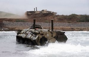 BTR-80이 해안으로 진입하며, 엔진 스노클과 워터제트 작동