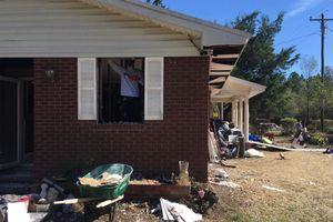 노스캐롤라이나주 펜더 카운티에서 폭풍 후 정화 작업 및 자원 봉사 활동