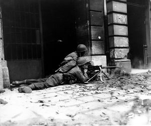 미 육군 병사들이 아헨 전투 중 M1919A4를 발사하고 있다, 1944년 10월